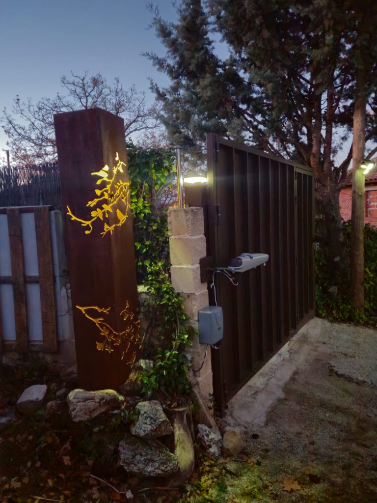 columna decorativa acero corten jardin