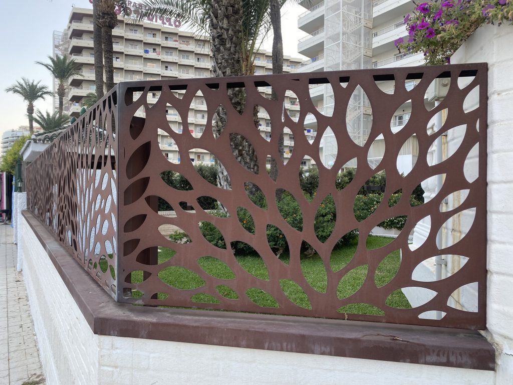 Cerramiento de parcelas y recintos con verjas de numerosos diseños